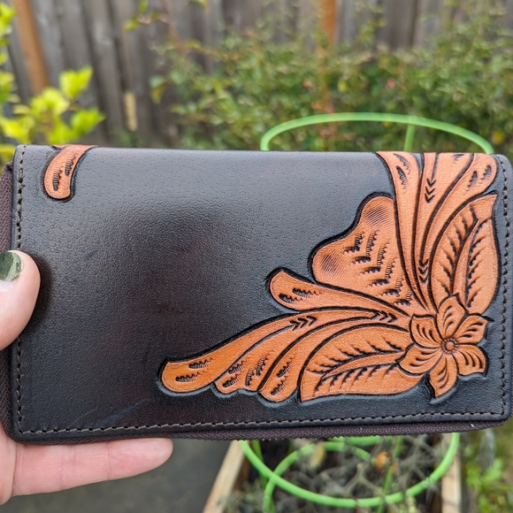 Last TWO! Gorgeous Handmade/Hand Carved Genuine Leather Western Style Wallet - Picture 8 of 9